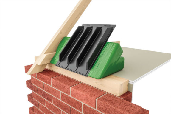 A cross section of the eaves of a red brick house with the retrofit eaves insulator installed. There is a black ridged ventilation tray above a triangle wedge of glass fibre insulation wrapped in green polythene, minimising thermal bridging and promotes ventilation.